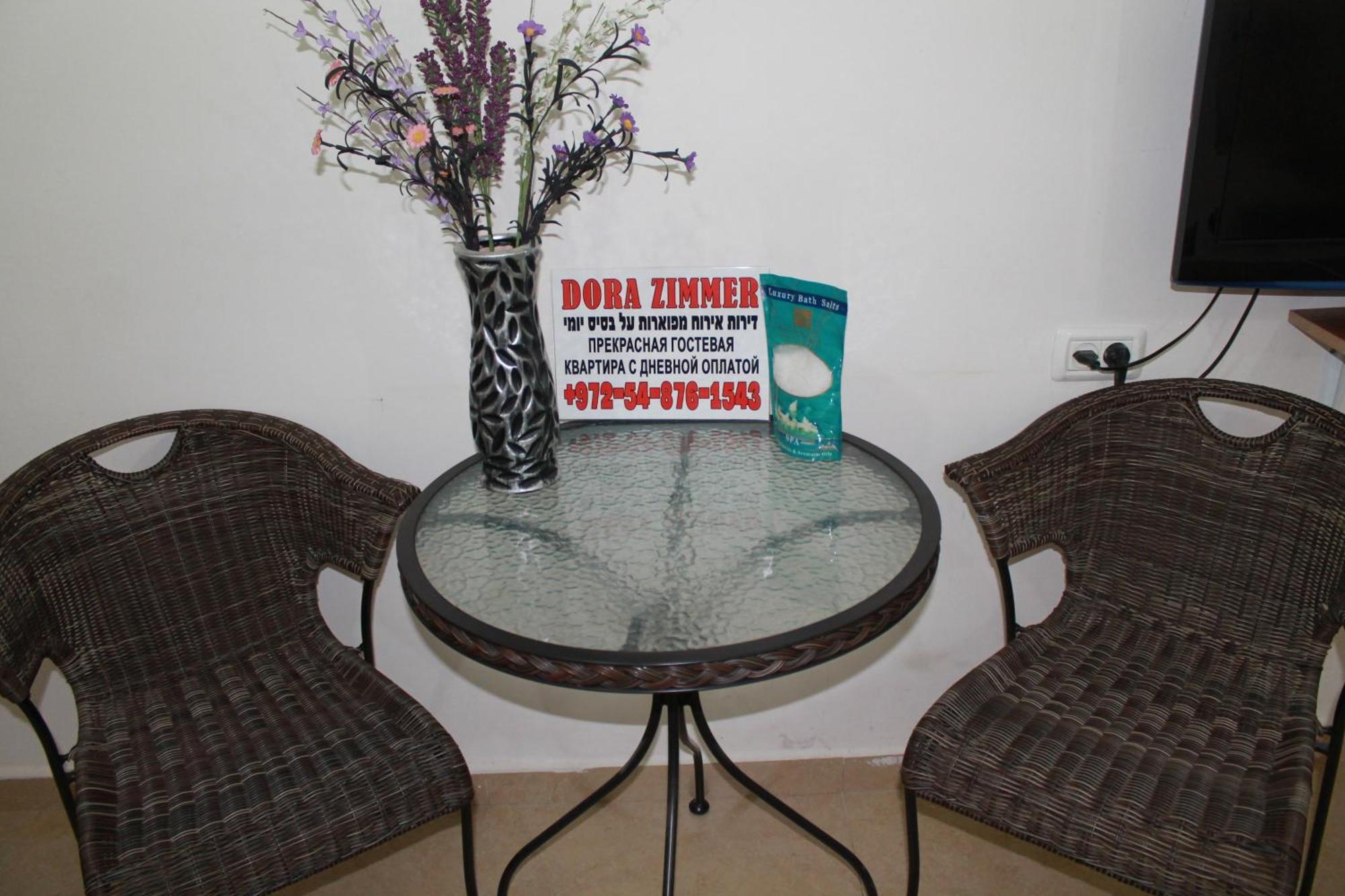 Zimmer Dora Neve Zohar Rom bilde
